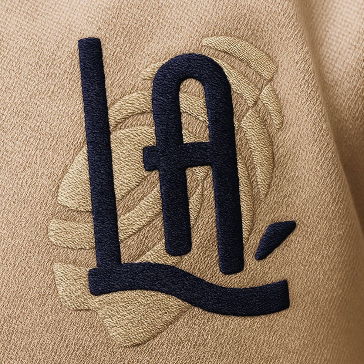 Logo Laís Gomes Arquitetura bordada em camiseta