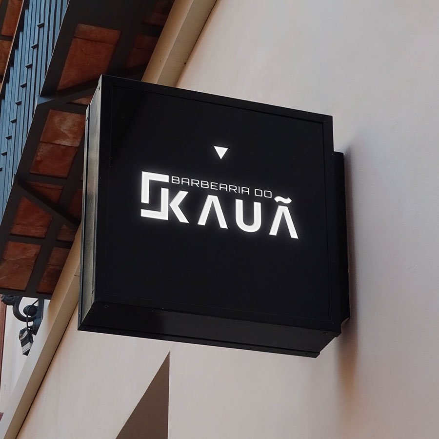 Aplicação da logo Barberia do Kauã em placa de fachada